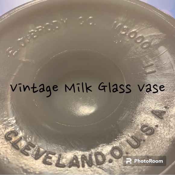 Vintage E O Brody & Co Milk Glass Vase - Picture 4 of 4